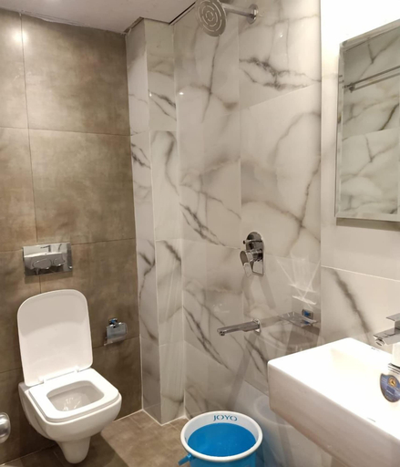 Bathroom, Powai Inn, Mumbai Suburban