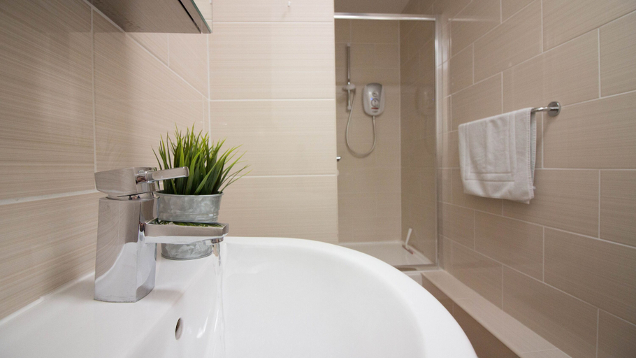 Room 5, Stayzo Premiere Serviced Accommodation - 17, Southampton