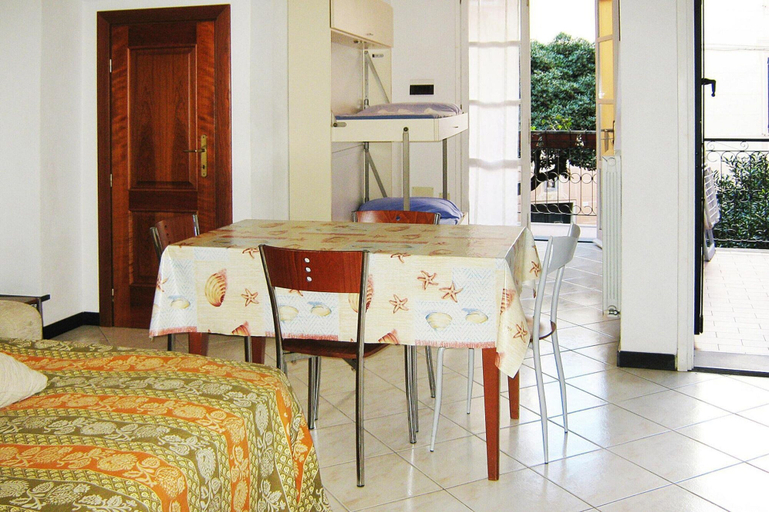 Others 5, Apartment in Mongelia, Genova