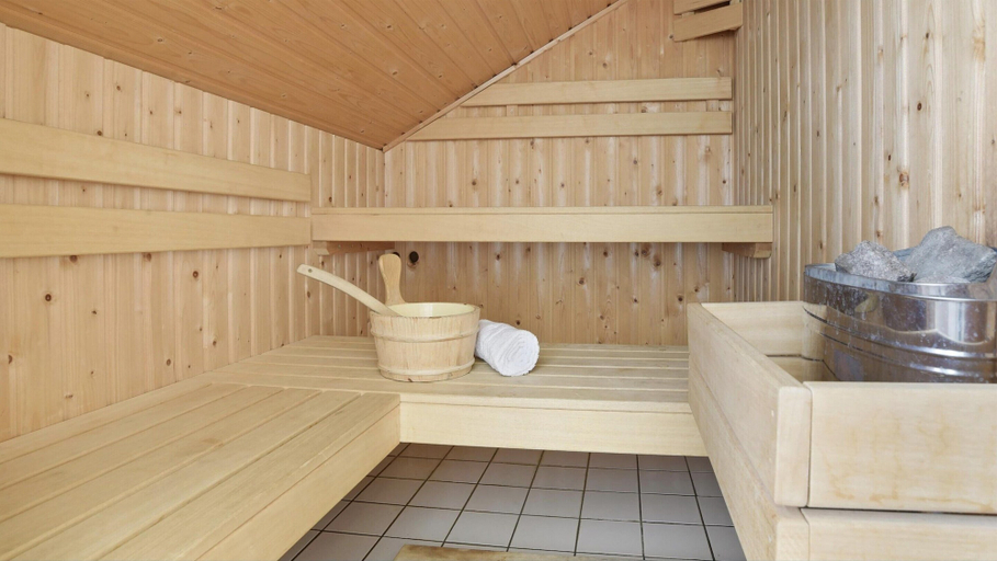 Private kitchen 4, Nice Holiday Home With Sauna Near a Lake, Bernisse