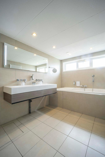 Bathroom 5, Fletcher Zuiderduin Beachhotel, Veere