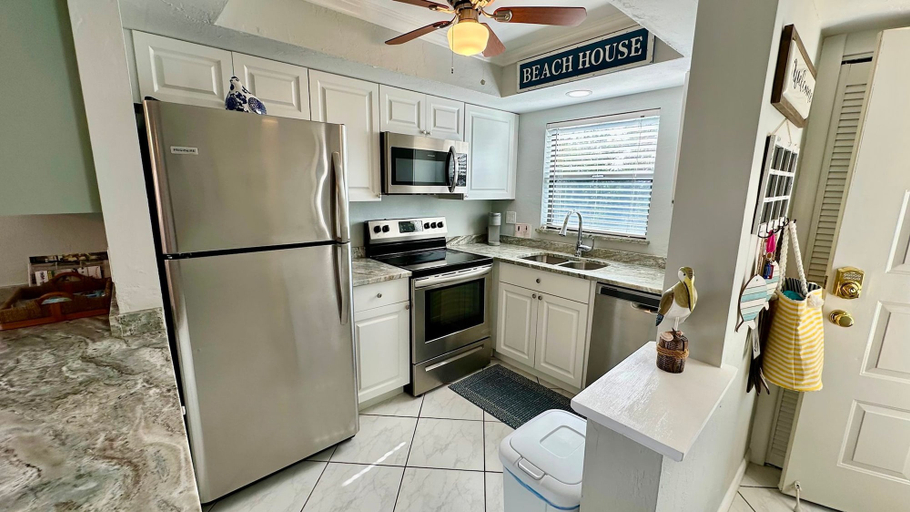Room 5, Sandy Beach 326 in Fort Myers Beach, Lee