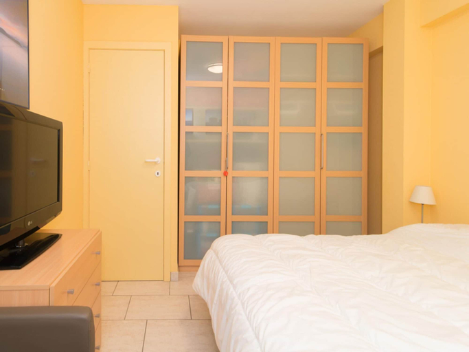 Room 2, Apartment in Ostend near Beach & Fort Napoleon, West-Vlaanderen