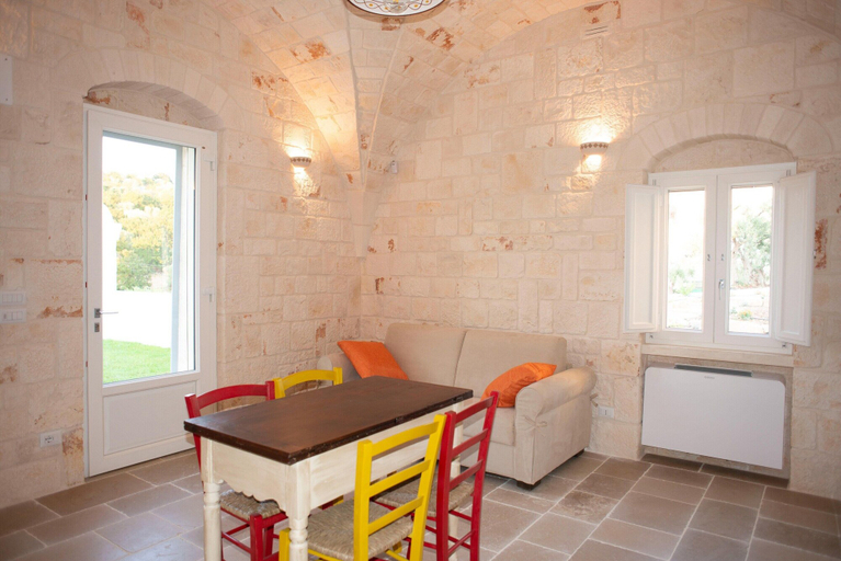 Dining 4, Tower House in Puglia With Pool, Bari