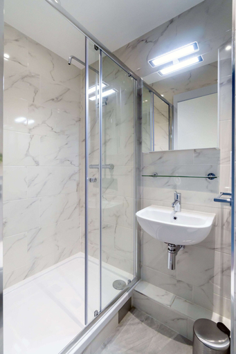 Bathroom 4, Bradbury Place, Belfast