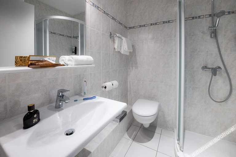 Bathroom 3, Sure Hotel By Bestwestern Centre Beaune, Côte-d'Or