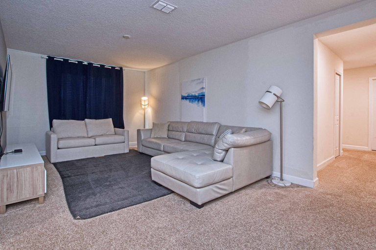 Room 5, Spacious 6 Bed Home With Pool in Prime Storey Lake, Osceola
