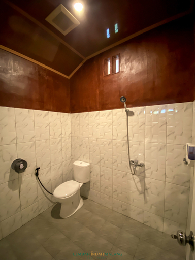 Bathroom 16