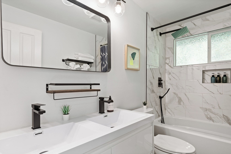 Bathroom 3, Cheerful Kirkland Home w/AC Big Yard, Walk to Beach, King