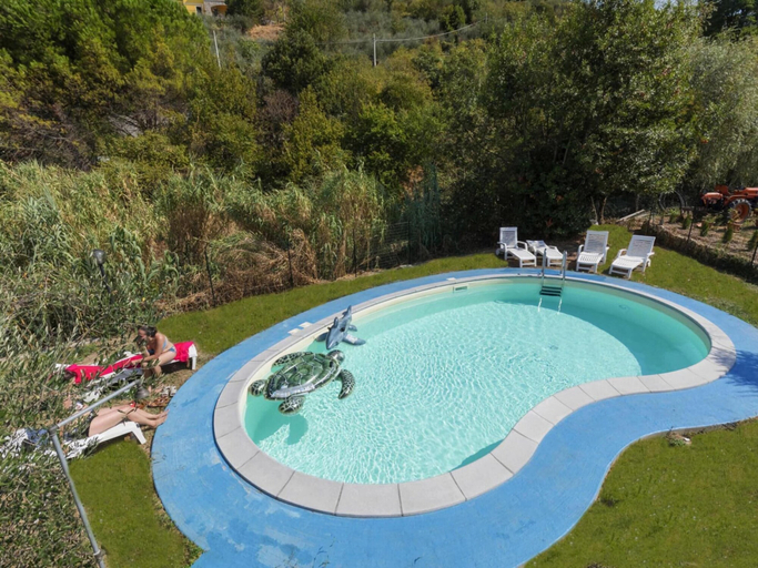 Pool, Lovely Holiday Flat With Shared Pool in Lerici, La Spezia