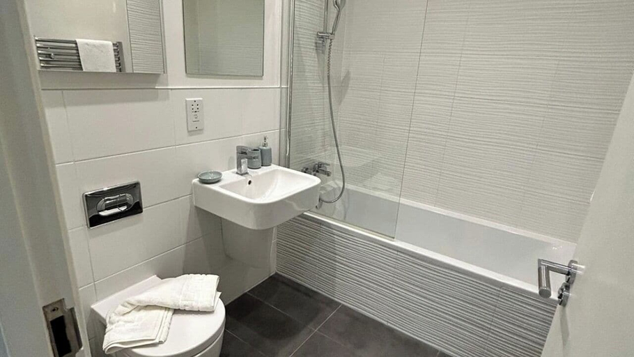Room 5, Luxury 1-bed Town Centre South Stevenage, Hertfordshire