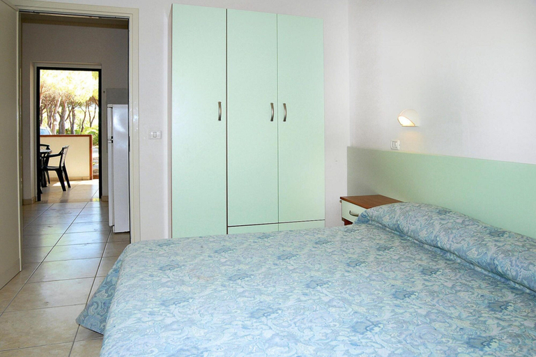 Room 2, Bungalow in a Resort in Lido del Sole With Terrace, Foggia