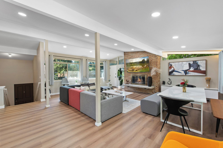 Food & Drinks, Stylish & Spacious Retreat in Downtown Bellevue, King
