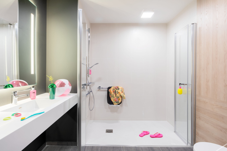 Bathroom, Moxy Paris Val D’Europe, Seine-et-Marne