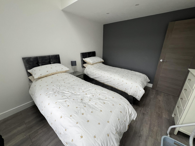 Room 5, Whole House -sleeps4-parking-garden-bikinghiking, Bury