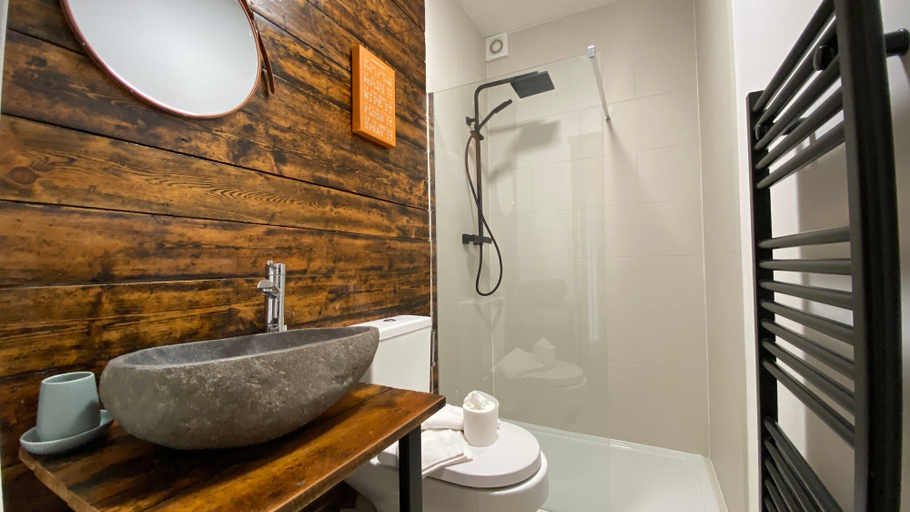 Bathroom 5, De Parys Premier Lodge 3 in Bedford, Bedfordshire