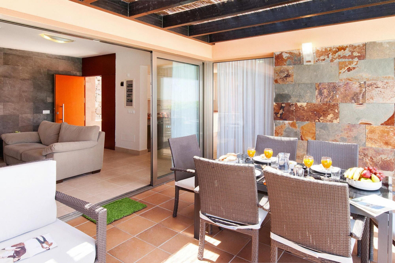 Dining 5, Holiday Home in Maspalomas With Private Pool, Las Palmas