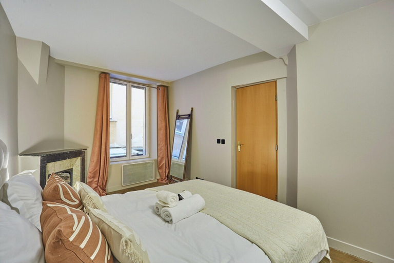 Room 4, Charming Apartment Louvre Museum, Paris