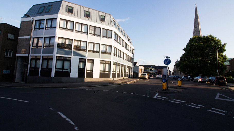 Exterior & Views, Stayzo Castle Point 18 Apartments - Premier Lodge, Southampton