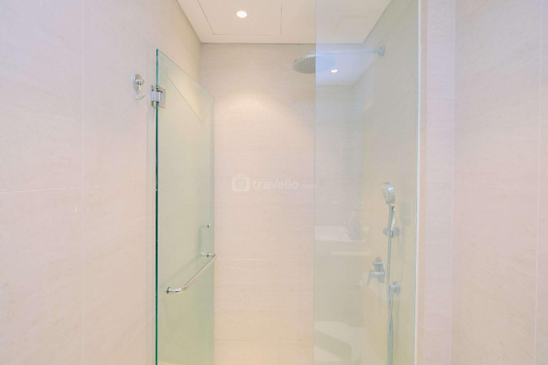 Bathroom 4, ModernLook and Comfy Studio Gold Coast By Travelio, Jakarta Utara