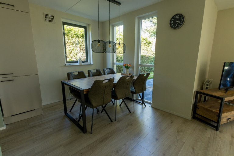 Dining 4, Holiday Home in Ewijk in a Beautiful Area, Beuningen