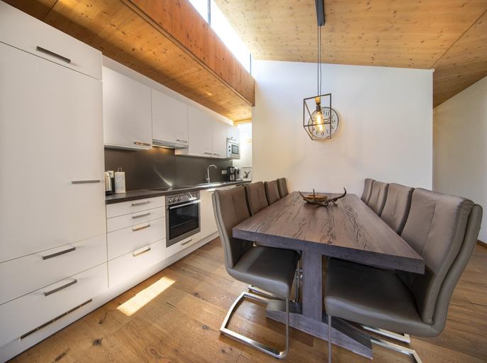 Dining 1, Apartment in Neukirchen Near Ski Lift, Zell am See