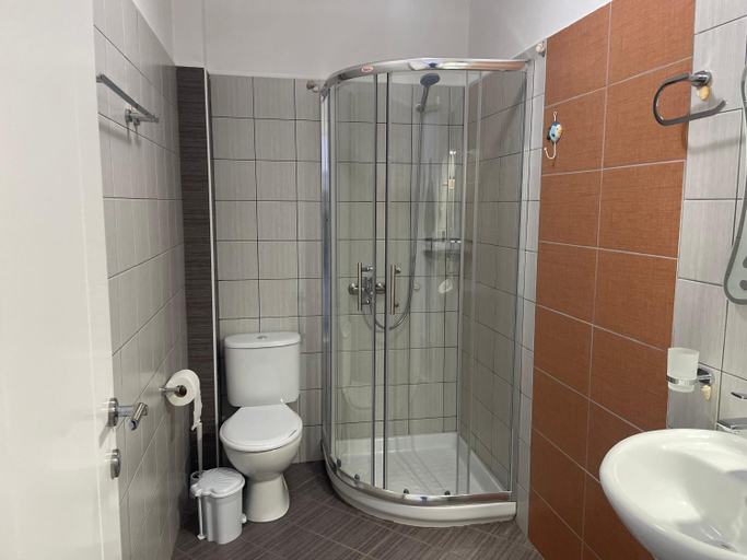 Bathroom 4, El Mare Hotel, Sarandës