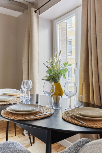 Dining 5, Charming new Flat Le Marais/beaubourg, Paris
