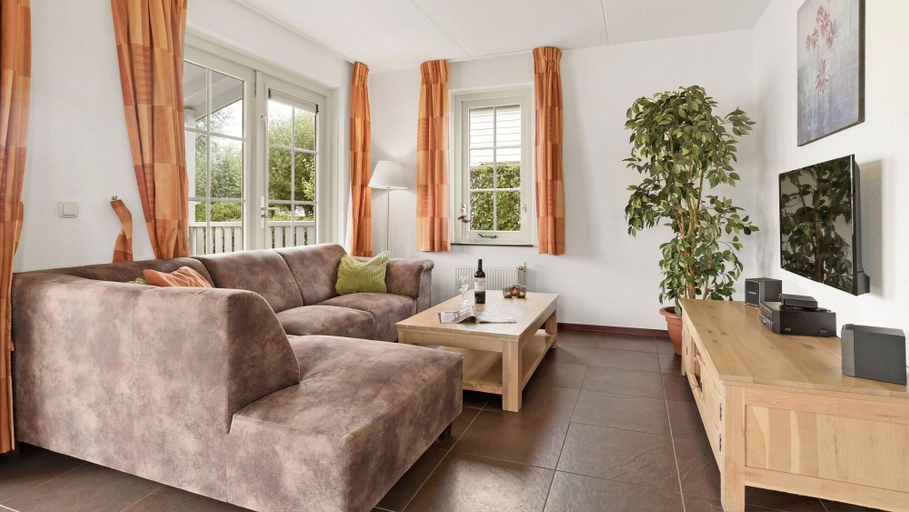Room 5, Bungalow by Water Near Rotterdam, Bernisse