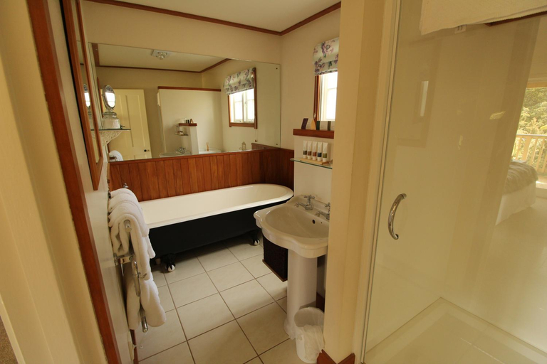 Bathroom 2, Waipoua Lodge, Kaipara