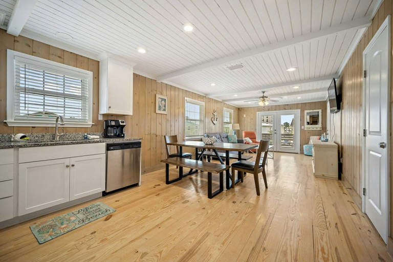 Room 5, Beach Happy Beach House 3 2 2-blocks to Beach, Baldwin