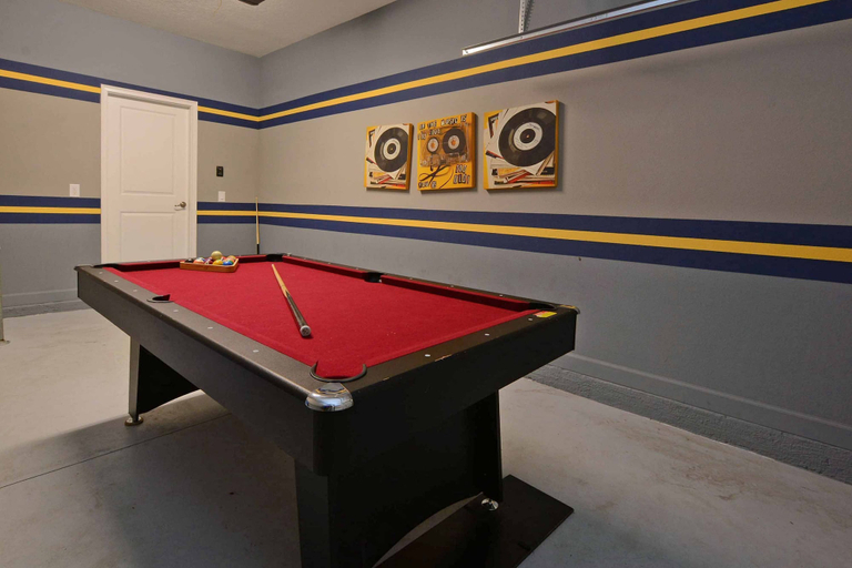 Room 2, Spacious 6 Bed Home With Pool in Prime Storey Lake, Osceola