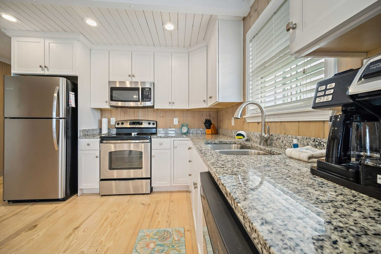 Room 2, Beach Happy Beach House 3 2 2-blocks to Beach, Baldwin
