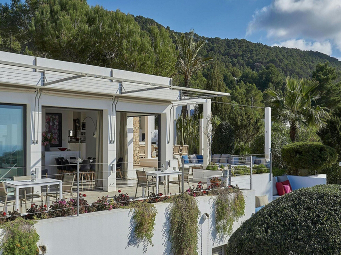Dining 2, Holiday Home With Central Heating, Baleares