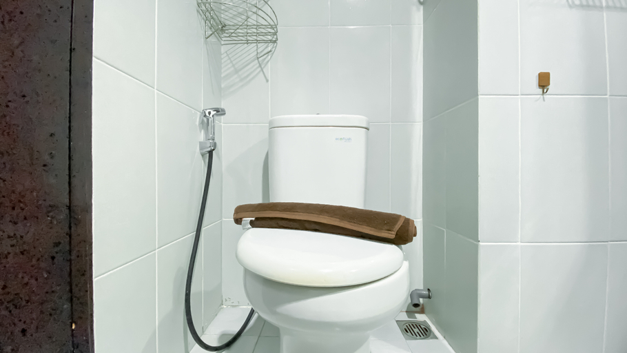 Bathroom 5, Cozy Studio Apartment at Casa De Parco near ICE BSD By Travelio, Tangerang