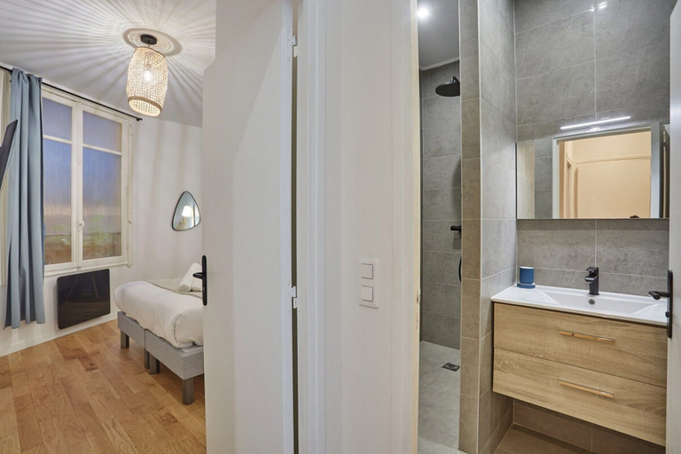 Bathroom 5, Apartment Located in the Center of Paris, Paris