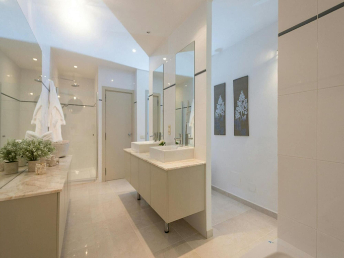 Bathroom 3, Villa in Porroig With Stunning Sea Views, Madrid