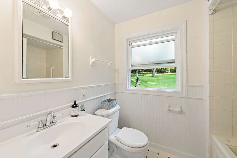 Bathroom 3, Private park in a cozy home next to I-90 huge yard, King