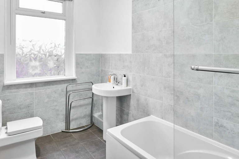 Bathroom, Host Stay Thurstane Street, Bolton