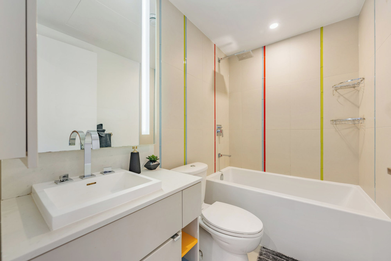 Bathroom, Mövenpick Suites - Downtown Toronto, Toronto