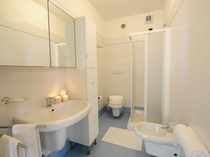 Bathroom, Lake-view Apartment in Porlezza With Balcony, Como