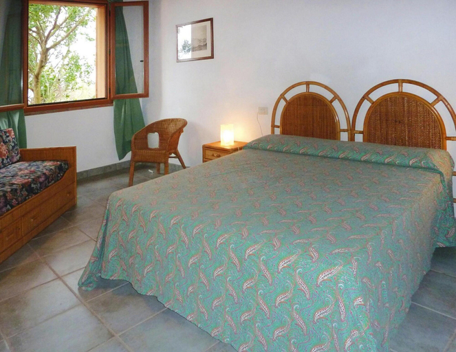 Room 5, Apartment in Nisporto With Private Sea Access, Livorno