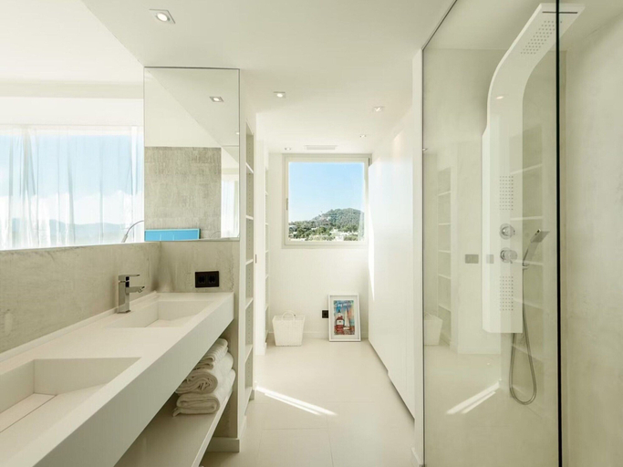 Bathroom 2, Charming Villa in Delightful Gateway, Baleares