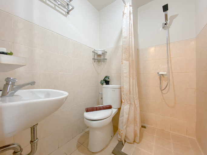 Bathroom 5, Contemporary Designed Studio Apartment Park View Condominium By Travelio, Depok