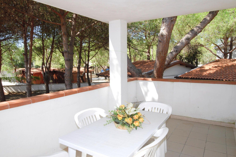 Dining, Bungalow in a Resort in Lido del Sole With Terrace, Foggia