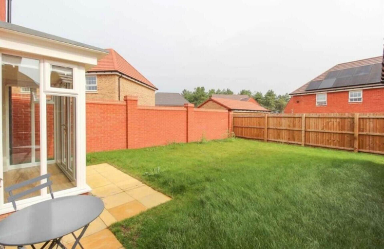 Outdoor dining, Kettering - House - Stay 8 - Parking - Garden, Northamptonshire