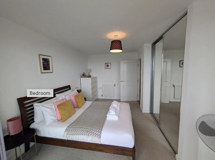 Room 5, Apartmentsleeps3-balcony-near Canarywharf-gym, London