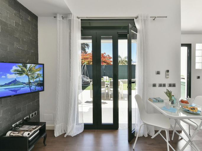 Dining 2, Central Bungalow With Communal Pool in Maspalomas, Las Palmas