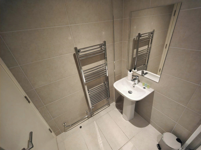 Bathroom 5, Leeds 3 Bed En-suites Apartment Retreat- Sleeps 9, Leeds