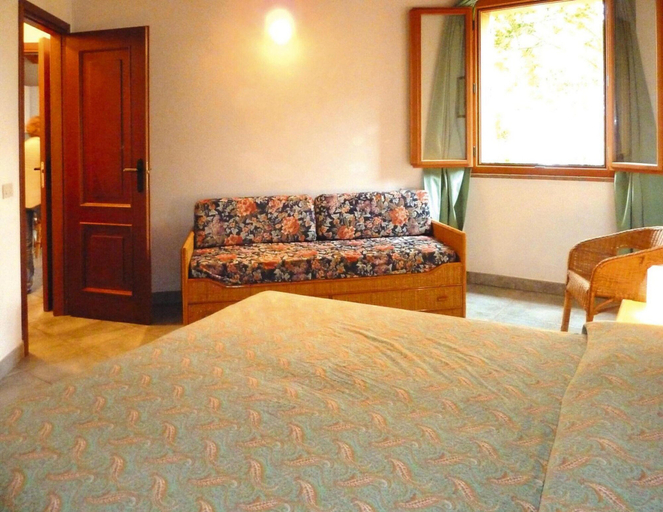 Room 3, Apartment in Nisporto With Private Sea Access, Livorno